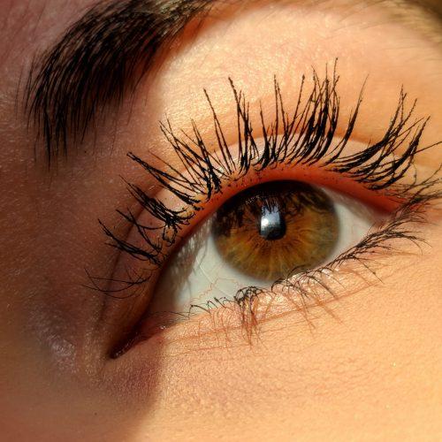 How to make your own eyelash glue at home (and 5 non-glue alternatives)