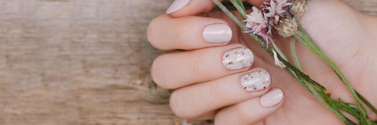 gel nails with flower decoation