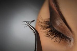 eyelash extensions application with an applicator - how long do eyelash extensions last ? 