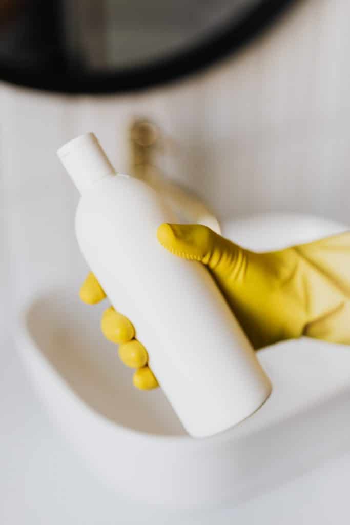 produits nécessaires pour nettoyer un évier en résine blanc jauni