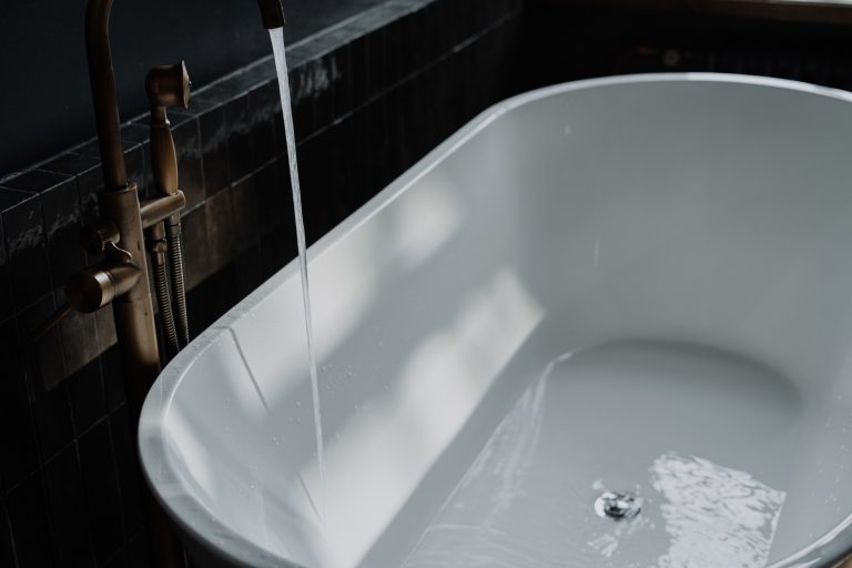 /white-ceramic-bathtub-with-water