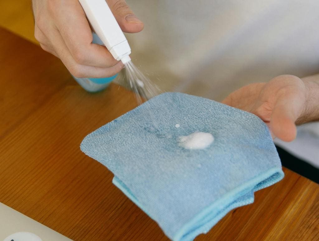 spray cloth for cleaning wooden furniture