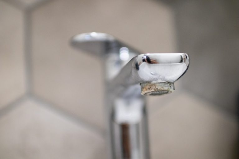 Calcium deposit problem on tap to be repaired by plumber. Limestone-encrusted problem with water rich in limestone in the pipes which ruins the taps. Encrustations in detail and hydraulic maintenance